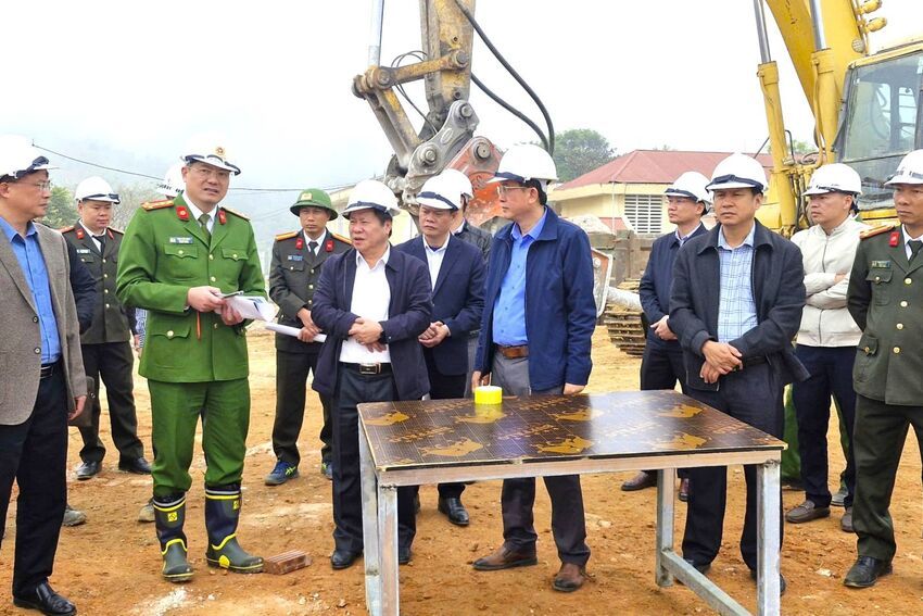 Phó Chủ tịch Thường trực UBND tỉnh Tống Thanh Hải kiểm tra các dự án tại xã Pa Tần