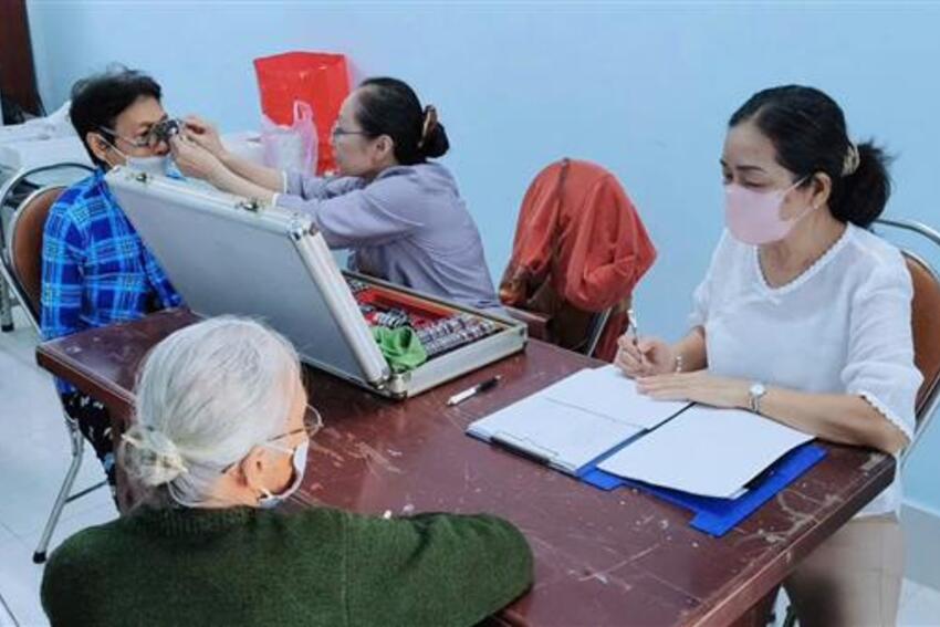 Thới Long: trao tặng 200 bộ kính cho hộ nghèo, cận nghèo và các hoàn cảnh khó khăn