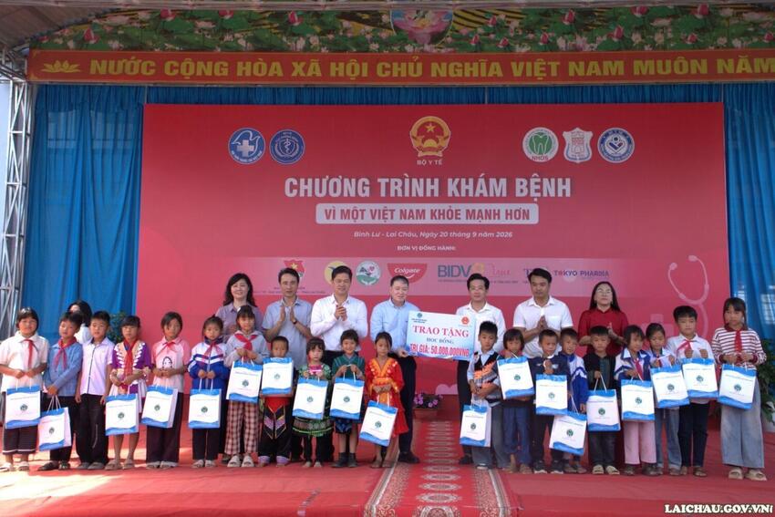 Đoàn công tác của Bộ Y tế thăm, tặng quà tại Chương trình khám bệnh “Vì một Việt Nam khỏe mạnh hơn” tại xã Bình Lư