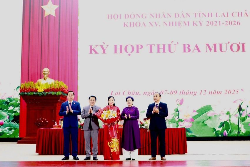 Đồng chí Tẩn Thị Quế được tín nhiệm bầu giữ chức Phó Chủ tịch HĐND tỉnh Lai Châu khóa XV, nhiệm kỳ 2021 - 2026