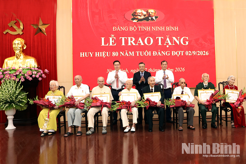 Đồng chí Chủ nhiệm Ủy ban Kiểm tra Trung ương Trần Sỹ Thanh trao tặng Huy hiệu 80 năm tuổi Đảng cho đảng viên lão thành tỉnh Ninh Bình