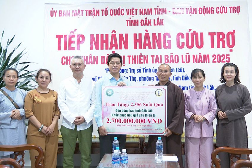 Tiếp nhận quà trị giá 2,7 tỷ đồng hỗ trợ nhân dân bị ảnh hưởng do lũ lụt