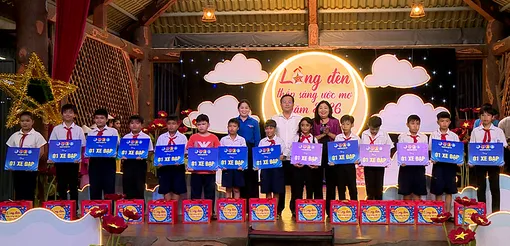 Xã Thạnh Xuân mang niềm vui Trung thu đến trẻ em khó khăn 