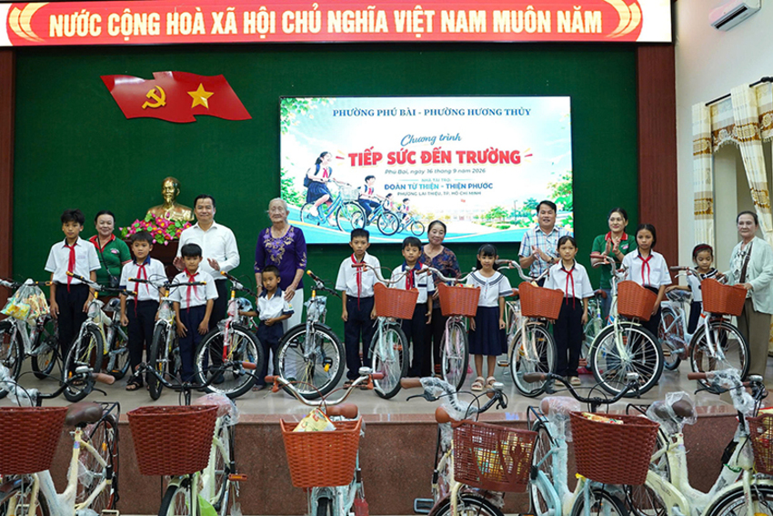 Trao tặng 50 xe đạp cho học sinh có hoàn cảnh khó khăn tại Phú Bài và Hương Thủy