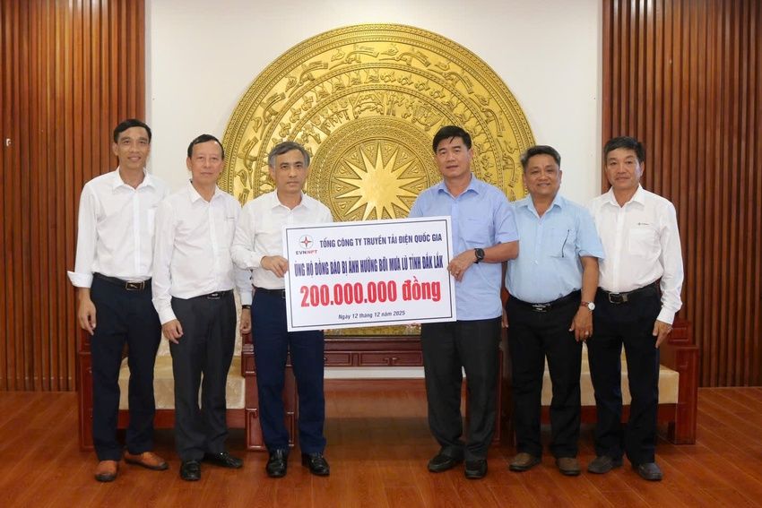 Tổng công ty Truyền tải điện Quốc gia hỗ trợ 200 triệu đồng khắc phục hậu quả mưa lũ
