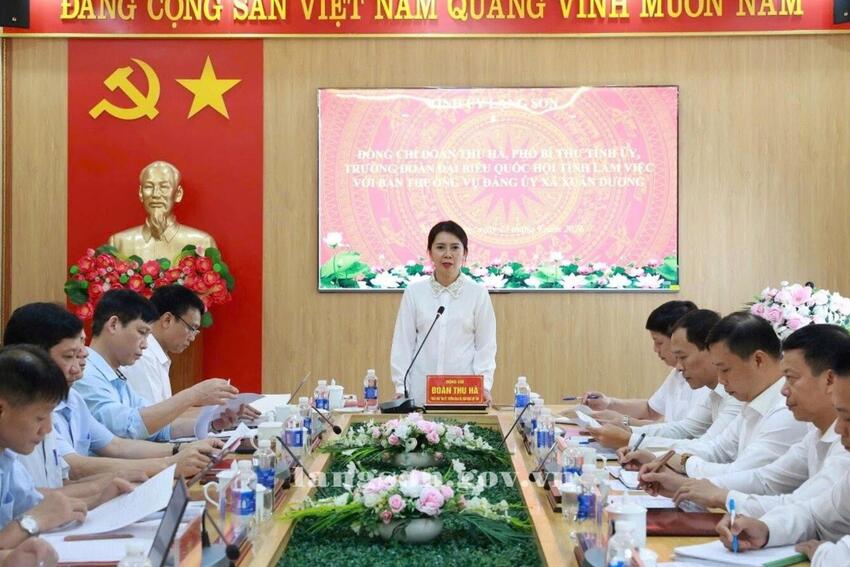 Đồng chí Đoàn Thu Hà, Phó Bí thư Tỉnh uỷ, Trưởng Đoàn đại biểu Quốc hội tỉnh làm việc với Ban Thường vụ Đảng ủy xã Xuân Dương