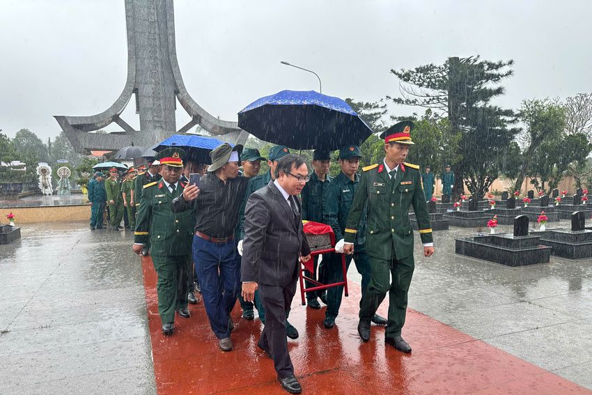 Lễ truy điệu và an táng hài cốt liệt sĩ tại xã Ea Kar