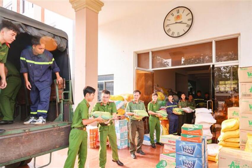 Tuổi trẻ Công an thành phố Cần Thơ xuất quân hỗ trợ đồng bào miền Trung, Tây Nguyên sau mưa lũ