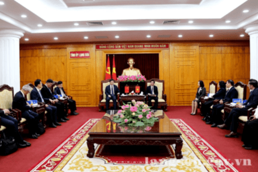 Đồng chí Hoàng Quốc Khánh, Bí thư Tỉnh ủy Lạng Sơn (Việt Nam) tiếp xã giao Đoàn đại biểu khu tự trị dân tộc Choang Quảng Tây, Trung Quốc