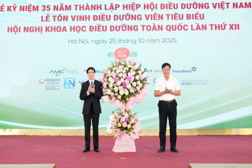 Thứ trưởng Bộ Y tế Đỗ Xuân Tuyên chúc mừng kỷ niệm 35 năm thành lập Hiệp hội Điều dưỡng Việt Nam