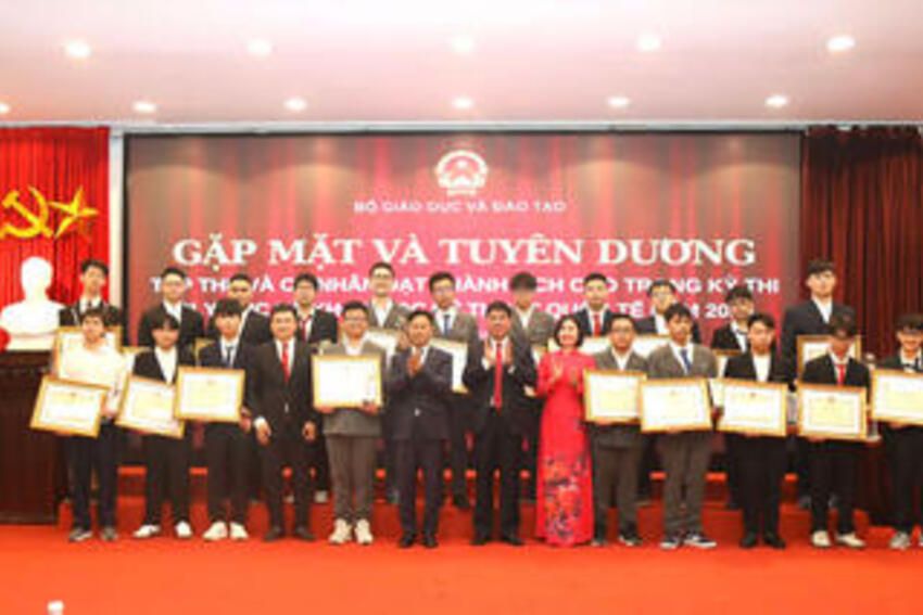 Bộ GDĐT gặp mặt, tuyên dương học sinh Olympic và KHKT quốc tế năm 2025