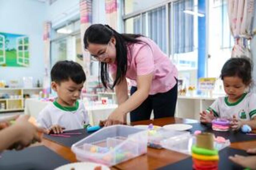 Nhiều điểm mới về quy định lộ trình thực hiện nâng trình độ chuẩn được đào tạo của giáo viên mầm non, tiểu học, THCS