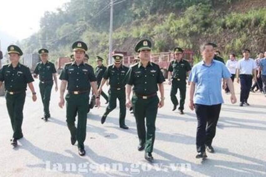 Đoàn công tác của Ủy ban Hợp tác quản lý cửa khẩu phía Việt Nam khảo sát phương thức vận chuyển hàng hóa tại cửa khẩu quốc tế Hữu Nghị