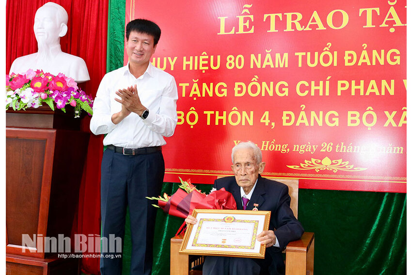 Đồng chí Bí thư Tỉnh ủy Trần Huy Tuấn trao Huy hiệu 80 năm tuổi Đảng cho đảng viên tại xã Xuân Hồng