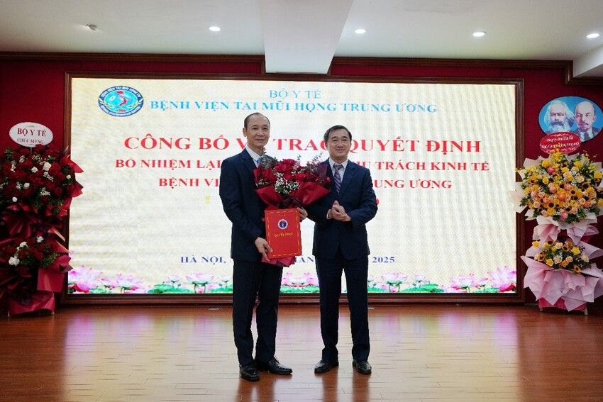 Thứ trưởng Bộ Y tế Trần Văn Thuấn trao Quyết định công tác cán bộ tại Bệnh viện Tai Mũi Họng Trung ương