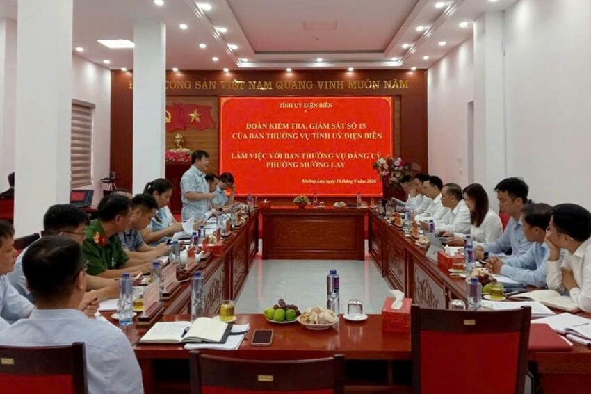 Đoàn giám sát số 15 của tỉnh làm việc với Đảng ủy phường Mường Lay