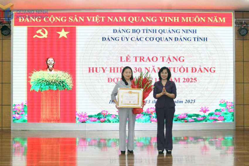 Đảng ủy các cơ quan Đảng tỉnh trao huy hiệu 30 năm tuổi Đảng