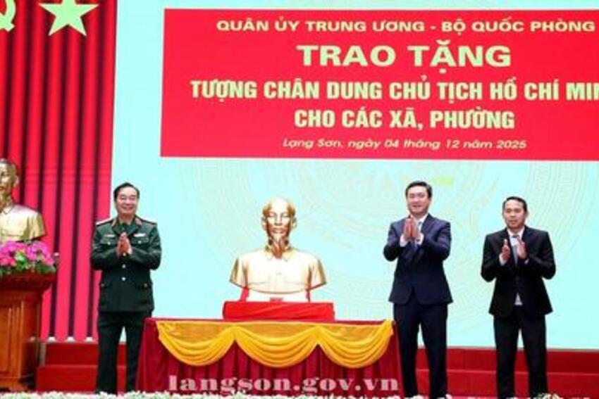 Bộ Quốc phòng trao tặng tượng chân dung Chủ tịch Hồ Chí Minh cho các xã, phường trên địa bàn tỉnh