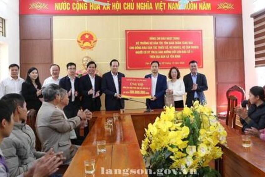 Đồng chí Đào Ngọc Dung, Bộ trưởng Bộ Dân tộc và Tôn giáo thăm, tặng quà đồng bào bị ảnh hưởng bão số 11 tại Lạng Sơn