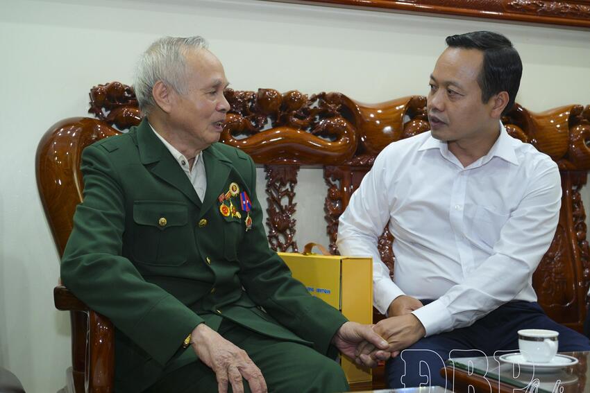 Bí thư Tỉnh ủy Trần Tiến Dũng thăm, tặng quà người có công tại phường Điện Biên Phủ