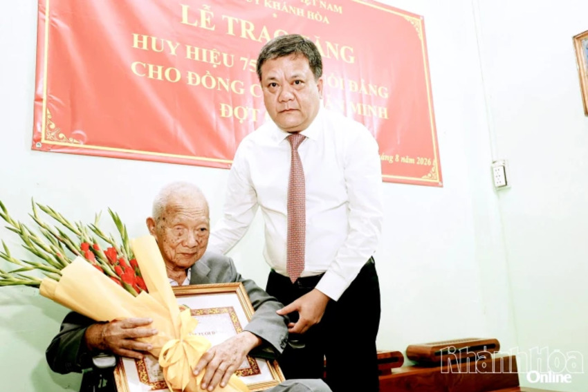 Bí thư Tỉnh ủy Trần Phong trao Huy hiệu 75 năm tuổi Đảng cho đảng viên Lê Văn Minh