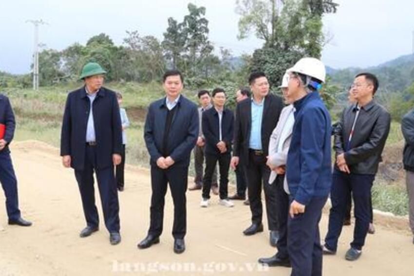 Đồng chí Đinh Hữu Học, Phó Chủ tịch Thường trực UBND tỉnh kiểm tra tình hình thực hiện dự án cao tốc Đồng Đăng (Lạng Sơn) - Trà Lĩnh (Cao Bằng)