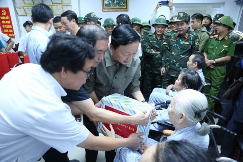 Phó Thủ tướng Chính phủ Trần Hồng Hà thăm và động viên nhân viên y tế, người bệnh vùng lũ ở Huế