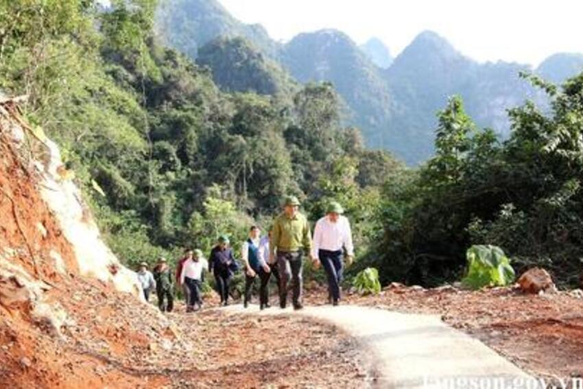 Đồng chí Nguyễn Cảnh Toàn, Chủ tịch UBND tỉnh khảo sát hiện trạng tuyến đường vào khu dân cư Lân Nóng, thôn Loi, xã Cai Kinh