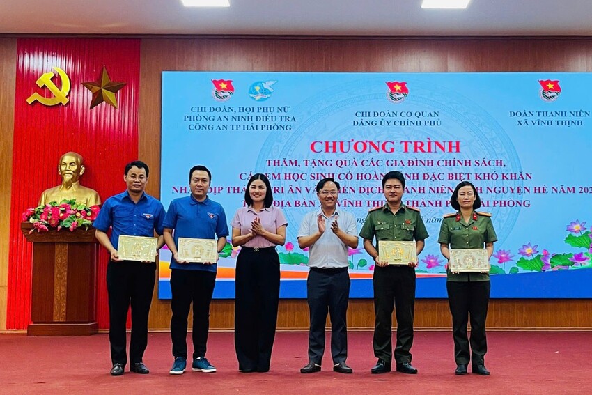 Tuổi trẻ Cơ quan tham mưu, giúp việc của Đảng ủy Chính phủ tri ân gia đình có công với cách mạng