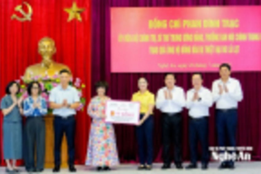 Trưởng ban Nội chính Trung ương trao quà ủng hộ đồng bào Nghệ An thiệt hại do lũ lụt