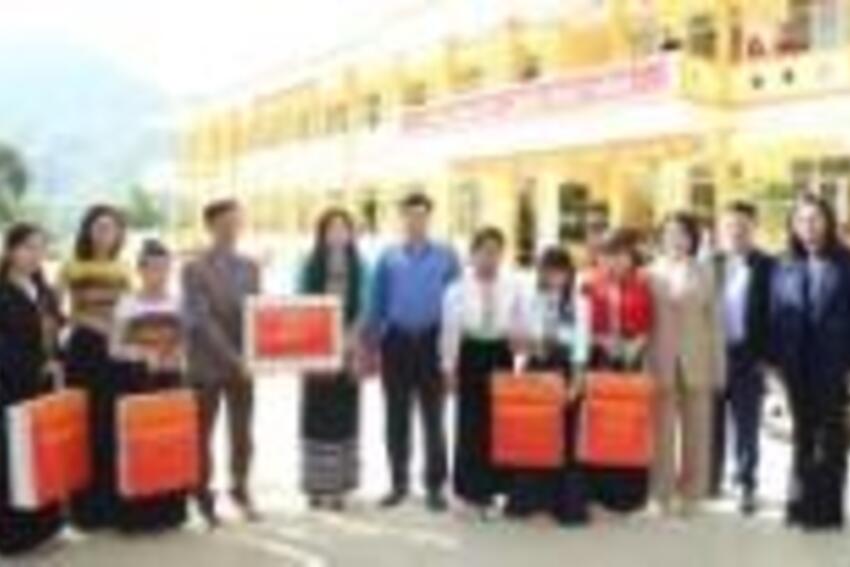 Chủ tịch UBND tỉnh Nguyễn Hoài Anh thăm, tặng quà cho học sinh, người dân các xã thuộc vùng huyện Mường Lát cũ