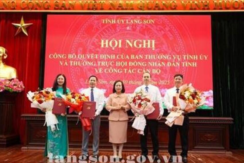 Công bố Quyết định của Ban Thường vụ Tỉnh uỷ, Thường trực HĐND tỉnh về công tác cán bộ