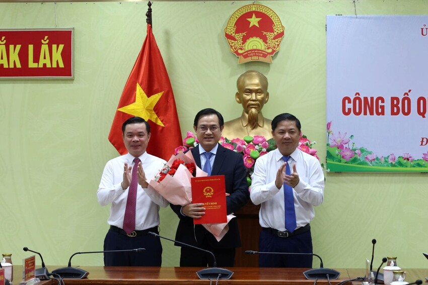 UBND tỉnh trao Quyết định bổ nhiệm đồng chí Hồ Quang Đệ giữ chức vụ Giám đốc Sở Xây dựng