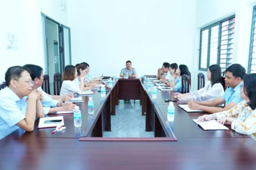 Đảng ủy phường Đông Hải làm việc với Trung tâm Dịch vụ, sự nghiệp công phường