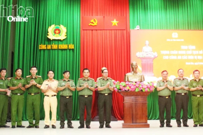 Tặng 100 tượng chân dung Chủ tịch Hồ Chí Minh cho công an các đơn vị, địa phương