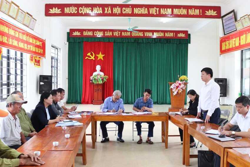 Đồng chí Trưởng Ban Tổ chức Tỉnh ủy dự sinh hoạt tại Chi bộ thôn Đông (xã Quảng Tân)