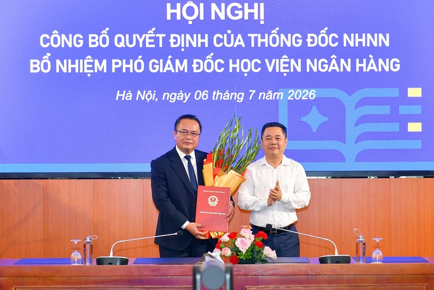 Phó Thống đốc Ngân hàng Nhà nước Nguyễn Ngọc Cảnh trao Quyết định bổ nhiệm Phó Giám đốc Học viện Ngân hàng