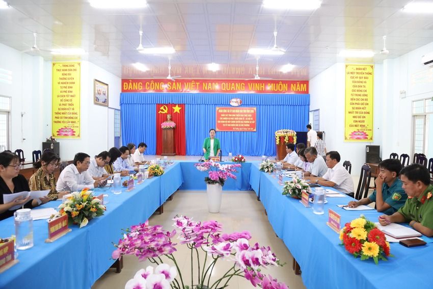 Phó Chủ tịch UBND tỉnh Nguyễn Thị Quyên Thanh kiểm tra công tác vận hành bộ máy chính quyền cấp xã và hoạt động của Trung tâm Phục vụ hành chính công tại xã Nhị Trường