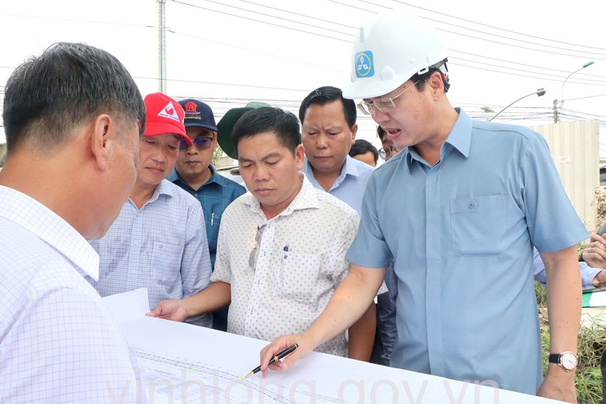 Chủ tịch UBND tỉnh kiểm tra thực địa tình hình triển khai các công trình thuộc Dự án Phát triển đô thị và tăng cường khả năng thích ứng với biến đổi khí hậu thành phố Vĩnh Long