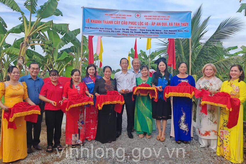 Phó Chủ tịch UBND tỉnh Nguyễn Trúc Sơn dự lễ khánh thành cầu giao thông nông thôn và tặng quà Trung thu tại xã Tân Thủy