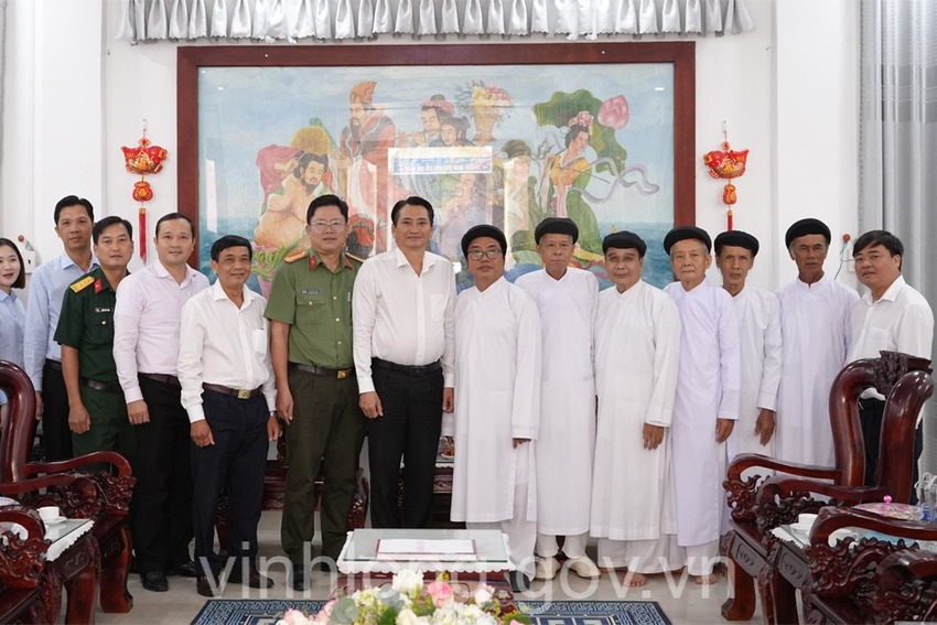 Phó Chủ tịch UBND tỉnh Nguyễn Quỳnh Thiện thăm, chúc mừng chức sắc, chức việc đạo Cao Đài tiêu biểu