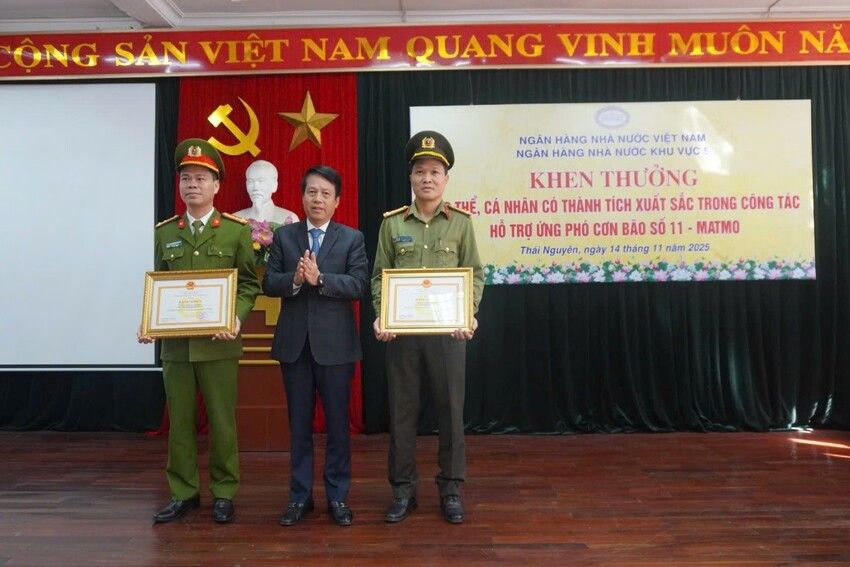 Ngân hàng Nhà nước Khu vực 5 tổ chức khen thưởng trong công tác hỗ trợ ứng phó với bão số 11 (MATMO)             