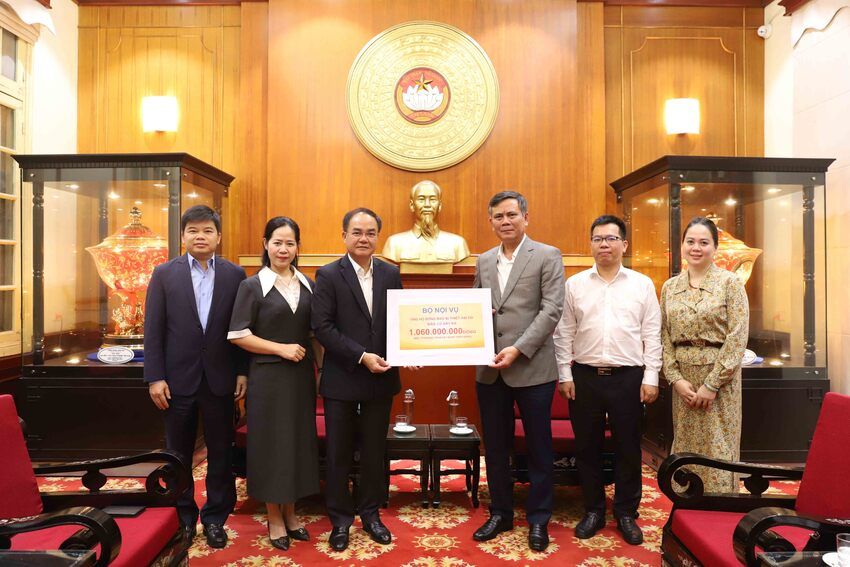 Bộ Nội vụ trao hơn 1 tỷ đồng ủng hộ đồng bào khu vực miền Trung, Tây Nguyên khắc phục hậu quả mưa, lũ