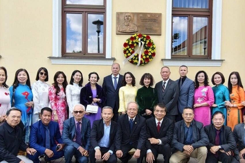 Đại sứ quán Việt Nam tại Slovakia tổ chức Lễ Kỷ niệm 136 năm Ngày sinh Chủ tịch Hồ Chí Minh