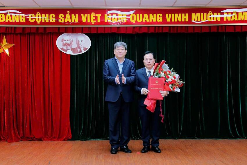 Công bố quyết định bổ nhiệm lại chức danh Phó Viện trưởng Viện Thông tin khoa học