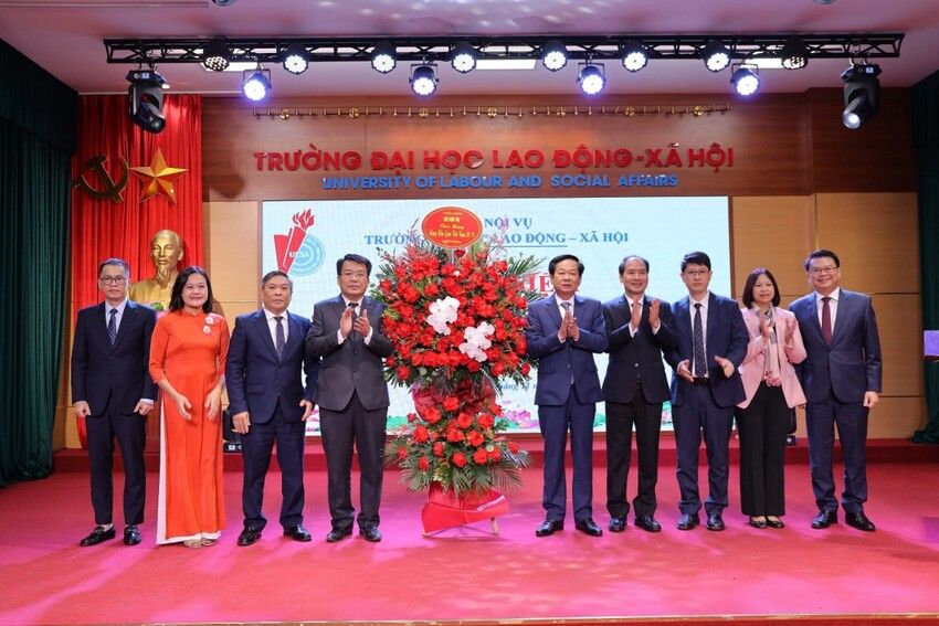 Bộ trưởng Đỗ Thanh Bình: Ghi nhận những đóng góp nổi bật của Trường Đại học Lao động - Xã hội cho ngành Nội vụ