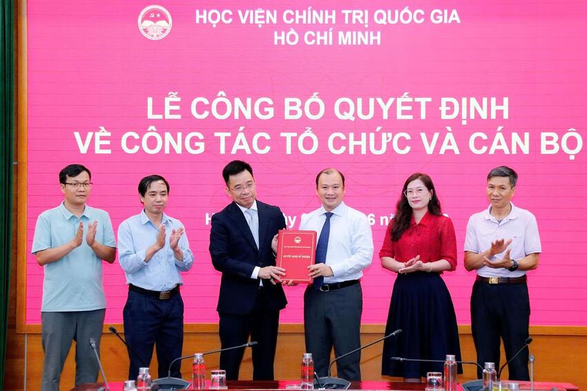 Công bố Quyết định thành lập Ban Quản lý dự án đầu tư chuyển đổi số của Học viện Chính trị quốc gia Hồ Chí Minh và Quyết định bổ nhiệm cán bộ