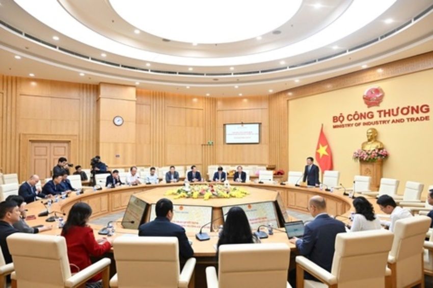 Bộ trưởng Nguyễn Hồng Diên trao các quyết định về công tác cán bộ