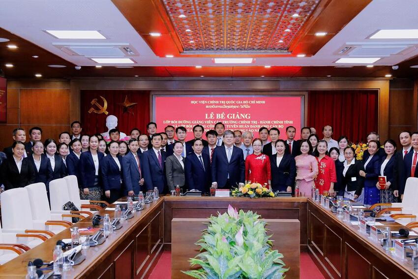 Bế giảng Lớp bồi dưỡng giảng viên các trường chính trị - hành chính và Lớp bồi dưỡng công tác tuyên huấn dành cho cán bộ Đảng NDCM Lào năm 2026