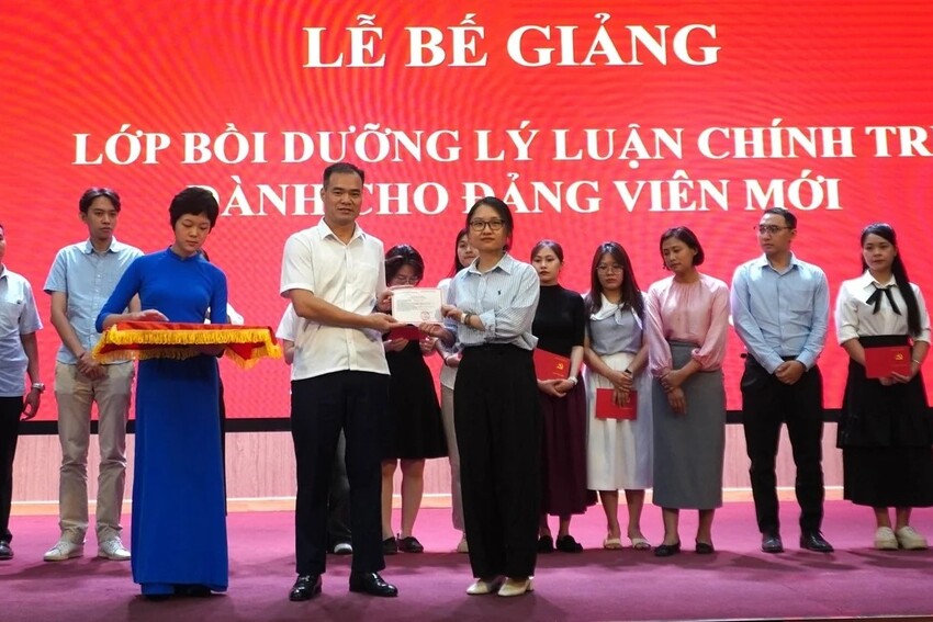 150 học viên hoàn thành lớp bồi dưỡng lý luận chính trị cho đảng viên mới